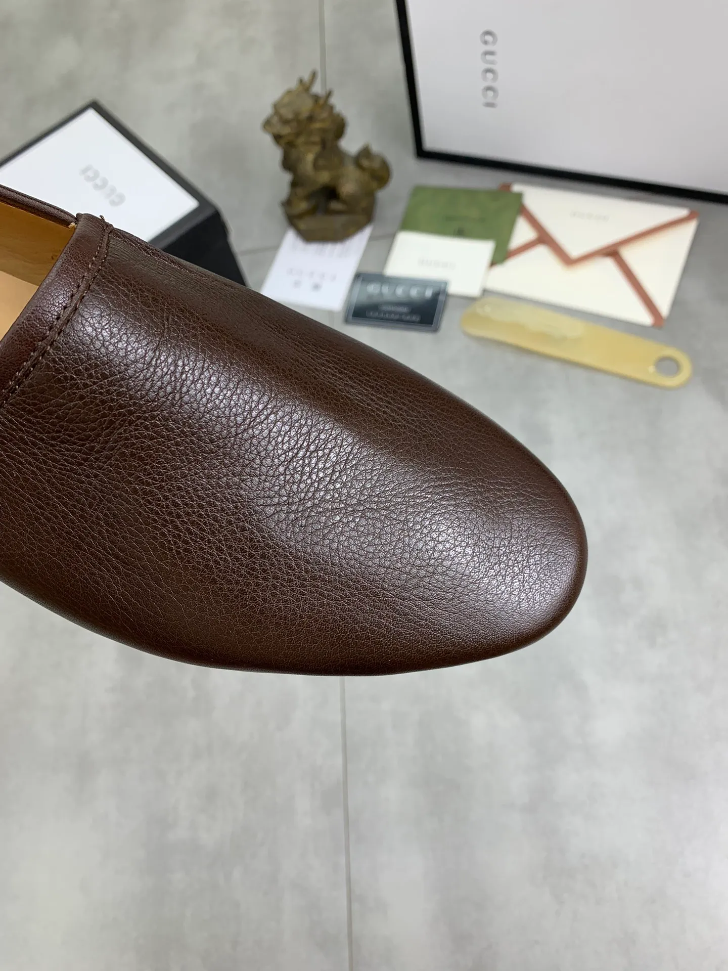 Men's Men's Shoes 💰P500💰【New Style】Water-dyed Niuli Gucci's most popular selection of lazy slip-on leather shoes (Gucci) official website latest Gucci lazy leather shoes, hot style 💥 simple and elegant style, exclusive for trendy men. Unique official website latest brand original double G embossing Elements 👑 Original Gucci decoration, fashionable and elegant, fabric original calfskin ✅ fully imported first-layer cowhide lining, official website designated wear-resistant, rubber business outsole, classic model taken at the counter in real life 🎬38-44 Black brown white optional